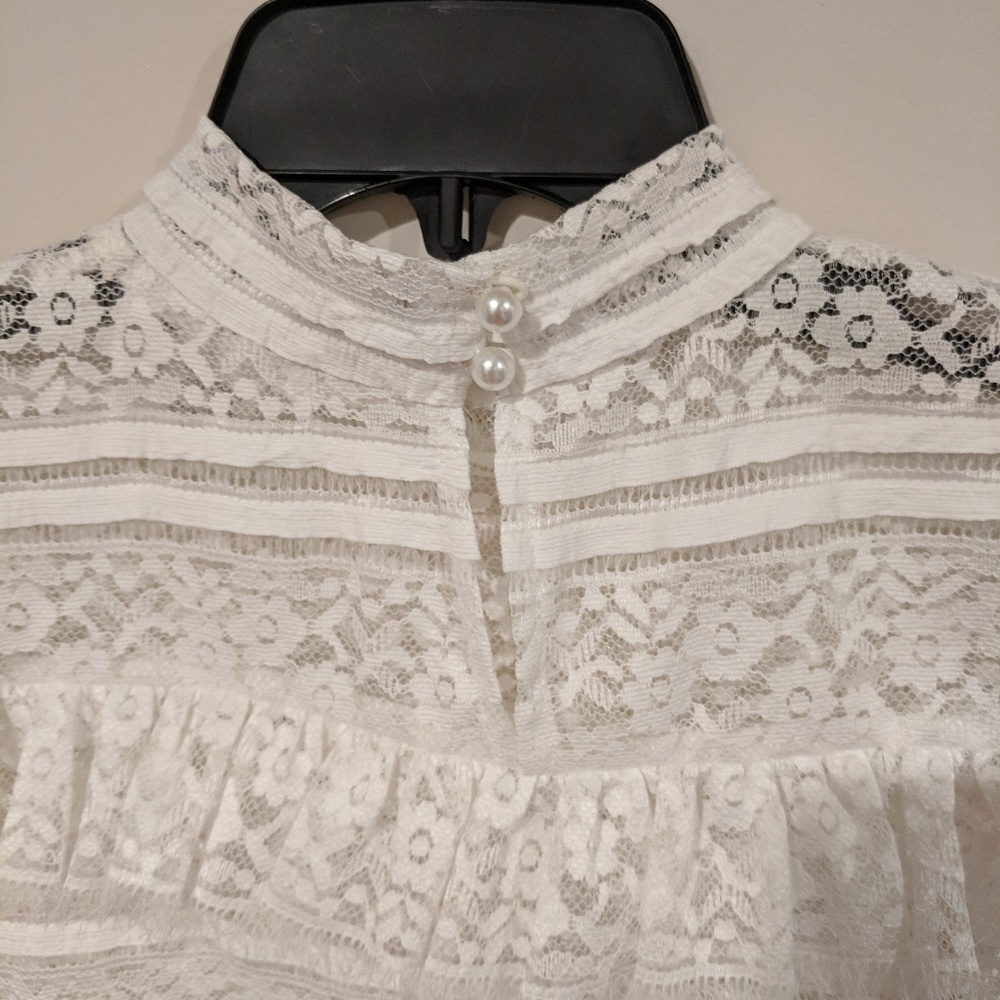 White sleeveless lace blouse for women - Picture 3 of 6